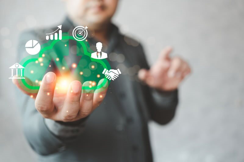 Uomo che tiene in mano un cloud 5G